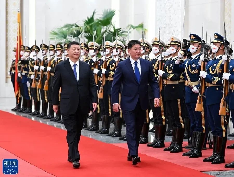 Held talks with Mongolian President Ukhnaagiin Khurelsuk(图1)