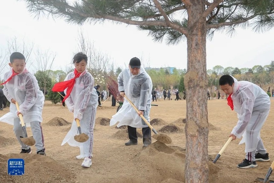 Xi Jinping participated in the tree planting activities(图1)