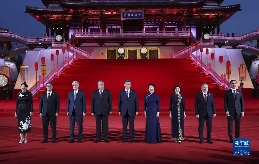 President Xi Jinping and his wife held a welcome ceremony (图1)