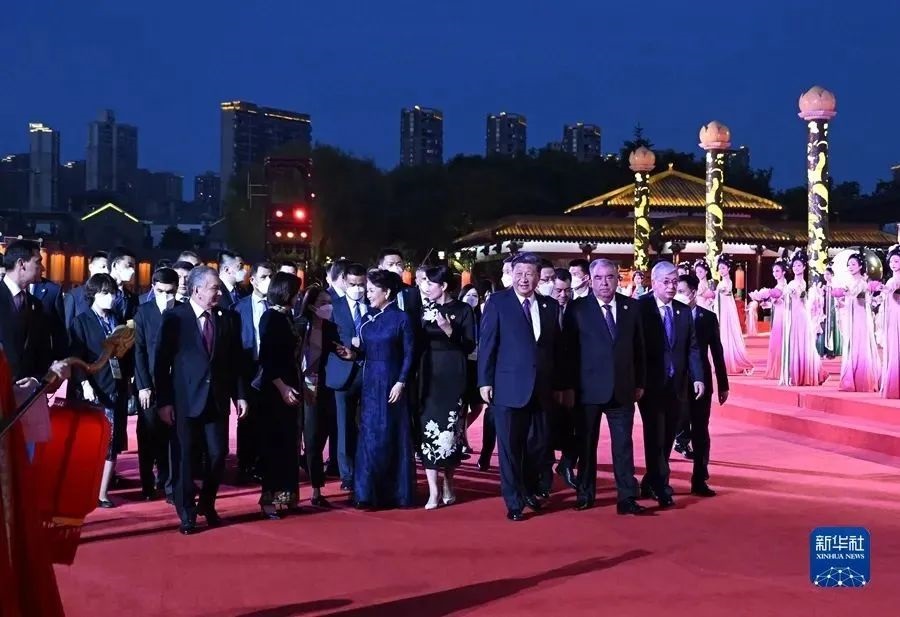 President Xi Jinping and his wife held a welcome ceremony (图5)