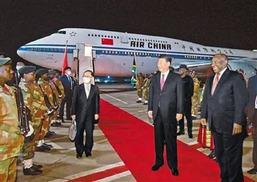 President Xi Jinping arrives in Johannesburg(图1)